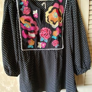 😍😍😍 Black & white polka dot embroidered top 1X